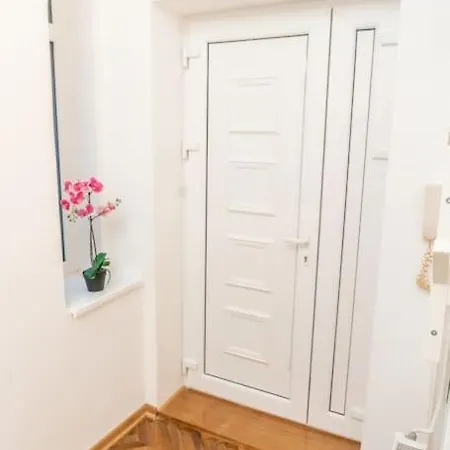 And Comfy 2bdr Near Parliament *