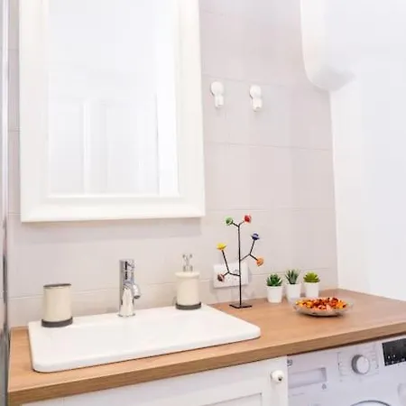 And Comfy 2bdr Near Parliament