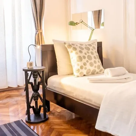 And Comfy 2bdr Near Parliament 아파트