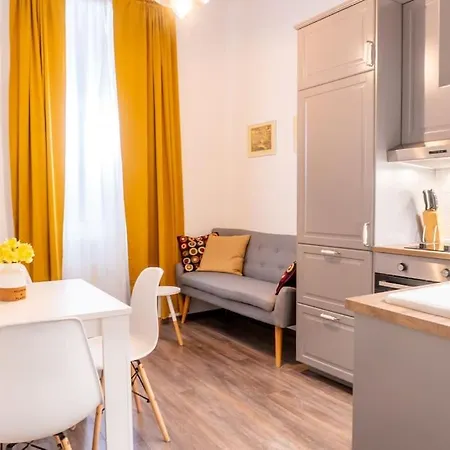 Апартаменты And Comfy 2bdr Near Parliament