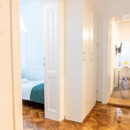 And Comfy 2bdr Near Parliament